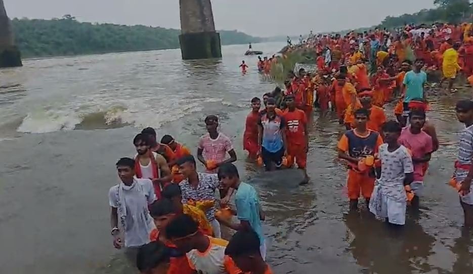 Bokaro : बच गए रे बाबा! तेलमोचो पुल से दामोदर नदी में कूदे तीन युवक, गोताखोरों ने बचाया... Bokaro : जुटी लोगों की भीड़