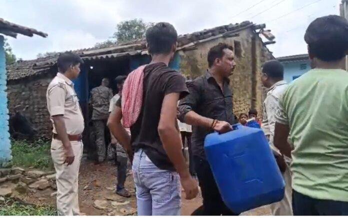 Dhanbad : झरिया में नकली शराब फैक्ट्री का भंडाफोड़, भारी मात्रा में अंग्रेजी शराब और पैकिंग मशीन जब्त