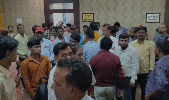 Bokaro : चार माह से वेतन नहीं मिलने पर स्वास्थ्य विभाग के आउटसोर्स कर्मचारी फूटा आक्रोश, उपायुक्त से लगाई गुहार