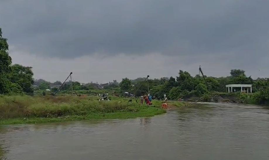 Dhanbad : स्थानीय ग्रामीणों ने देखा शव