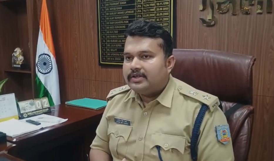 Gumla Crime : जानकारी देते एसपी