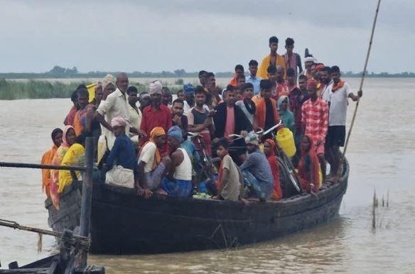 साहिबगंज में गंगा नदी में बड़ा हादसा: नाव पलटने से चार युवक डूबे, एक का शव बरामद, तीन लापता