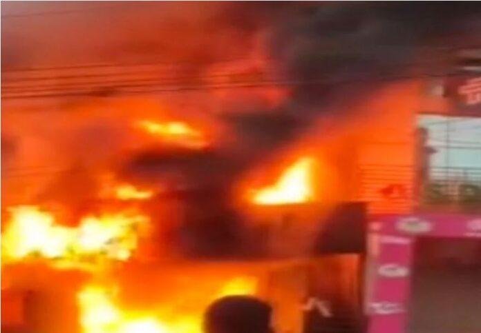 रांची के अरगोड़ा में भीषण अग्निकांड, स्टेशनरी दुकानों और मकान को भारी नुकसान
