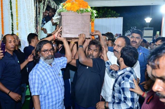 दिशोम गुरु शिबू सोरेन को अंतिम विदाई: तीन केंद्रीय मंत्री, राहुल गांधी, खरगे और तेजस्वी यादव जाएंगे नेमरा