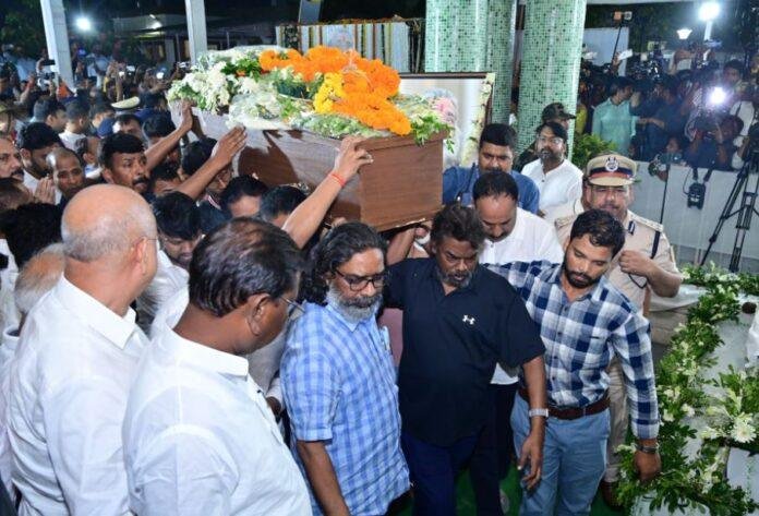 नेमरा में अंतिम विदाई की तैयारी पूरी: दिशोम गुरु शिबू सोरेन को श्रद्धांजलि देने उमड़े लोग, गांव में पसरा शोक