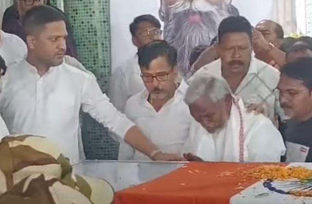 गुरुजी को अंतिम विदाई में फफक कर रो पड़े चंपई सोरेन, बोले- यह एक युग का अंत है