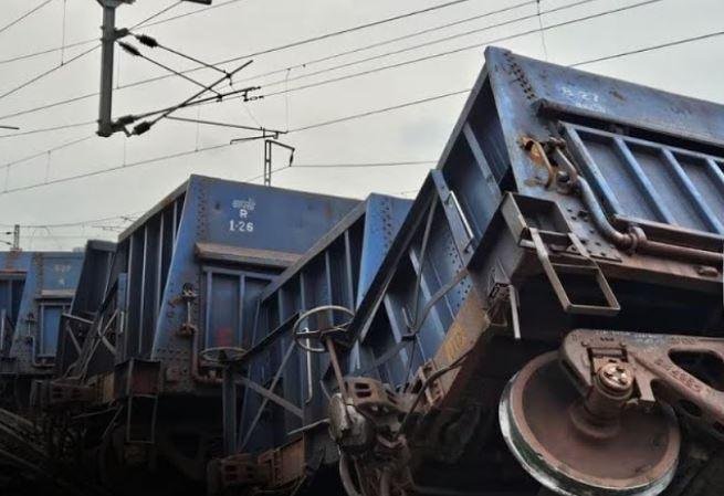 चांडिल स्टेशन के पास दो मालगाड़ियों में भीषण टक्कर, कई डिब्बे पटरी से उतरे; बड़ा हादसा टला