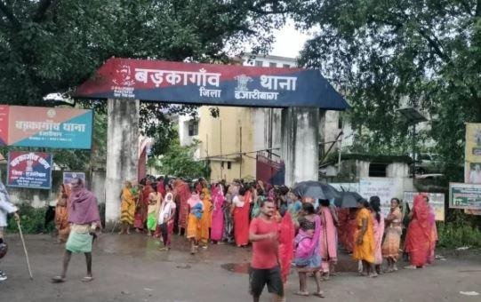 बड़कागांव में तनाव: NTPC मुआवजा शिविर झड़प के बाद सैकड़ों ग्रामीणों पर मामला दर्ज, थाने का घेराव