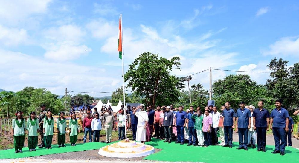स्वतंत्रता दिवस पर मुख्यमंत्री हेमन्त सोरेन ने पैतृक गांव नेमरा में किया झंडोत्तोलन