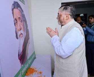 नेमरा में दिशोम गुरु शिबू सोरेन का श्राद्धकर्म, राज्यपाल संतोष गंगवार ने दी श्रद्धांजलि, भारी भीड़ उमड़ी