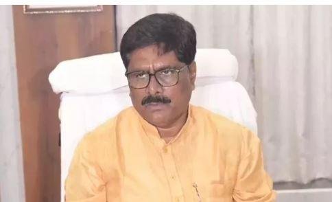 नेमरा में शिबू सोरेन का संस्कार भोज: भीड़ नियंत्रित करने पार्किंग व्यवस्था खुद देख रहे मंत्री योगेंद्र प्रसाद