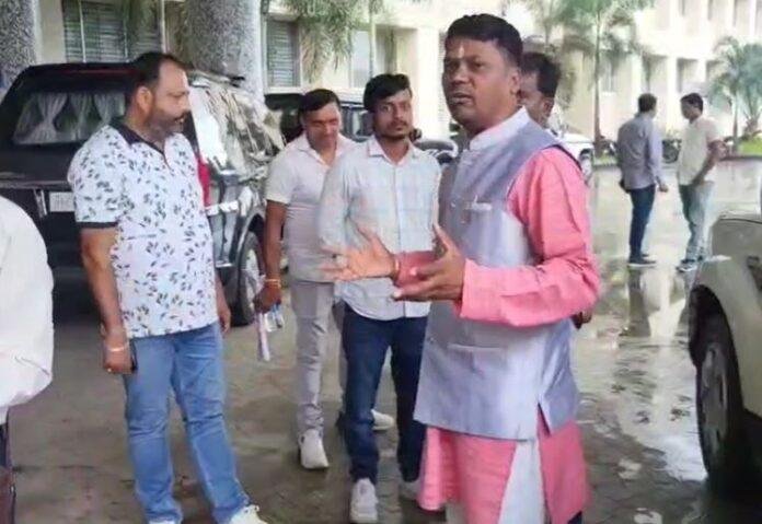 हजारीबाग: शराब दुकानों की लॉटरी प्रक्रिया पर विवाद, स्थानीय लोगों ने लगाया बाहरी सिंडिकेट का आरोप