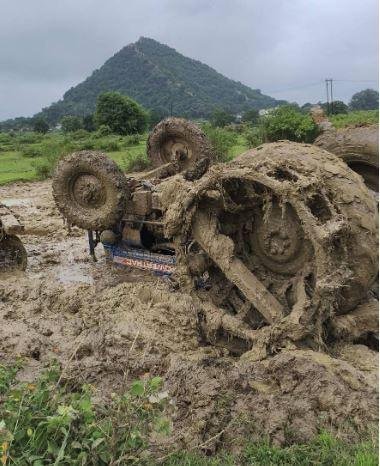 Hazaribagh Breaking : खेत जोतते पलटा ट्रैक्टर, दबकर चालक की दर्दनाक मौत,गांव में मातम 2 22Scope News Hazaribagh Breaking : खेत में पलटा ट्रैक्टर