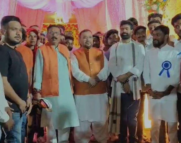 रायडीह बस्ती में पहली बार गणेश पूजा, पंडाल उद्घाटन में शामिल हुए अल्पसंख्यक आयोग अध्यक्ष व कांग्रेस महासचिव