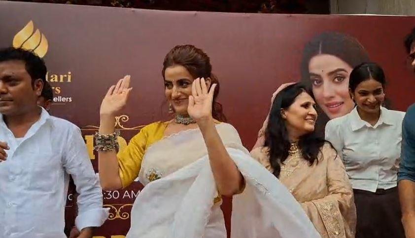 अक्षरा को देखने आई भीड़ बेकाबू, गाड़ी पर चढ़े लोग, पुलिस ने की लाठीचार्ज, एक्ट्रेस बोलीं- 'आई लव यू आरा' | 22Scope News Akshra Singh 1 22Scope News