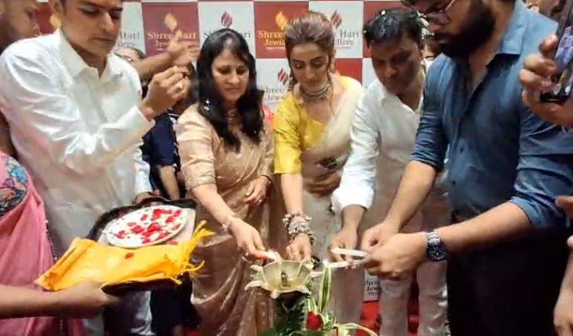 अक्षरा को देखने आई भीड़ बेकाबू, गाड़ी पर चढ़े लोग, पुलिस ने की लाठीचार्ज, एक्ट्रेस बोलीं- 'आई लव यू आरा' | 22Scope News Akshra Singh 2 22Scope News