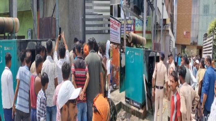 ट्रांसफार्मर से निकली चिंगारी, जनरेटर में लगी आग