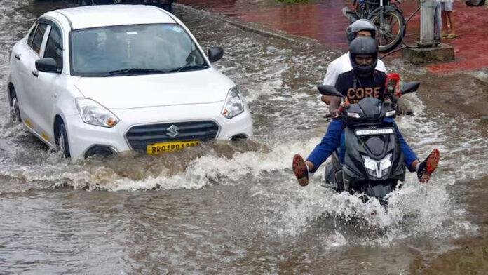 Barish (File Photo) पटना में कल हुई झमाझम बारिश, कई जिलों में ऑरेंज अलर्ट जारी