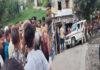 बैटरी चोरी के आरोप में लोगों ने बिजली के पोल में बांधकर युवक की जमकर की पिटाई