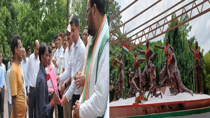 बेतिया के 8 अमर शहीदों की याद में शहीद स्मारक परिसर में श्रद्धांजलि सभा का आयोजन