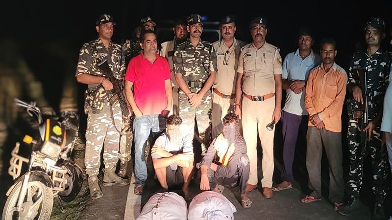 भारत-नेपाल सीमा पर SSB व पुलिस की बड़ी कार्रवाई, करोड़ों की चरस के साथ 2 तस्कर गिरफ्तार