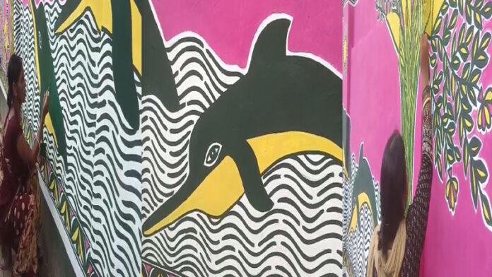 सरकारी दफ्तर की दीवारें मंजूषा पेंटिंग से सजी, पर्यावरण संरक्षण व डॉल्फिन अभ्यारण का संदेश