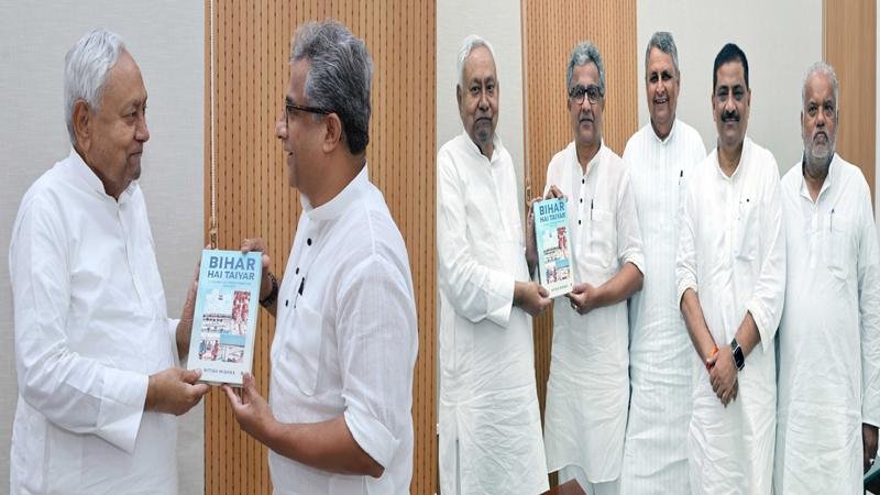 मुख्यमंत्री को नीतीश मिश्रा ने स्वरचित पुस्तक 'Bihar Hai Taiyar- A journey of Transformation 2005-2025' की प्रथम प्रति भेंट की