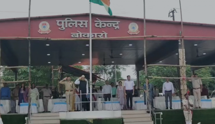 Bokaro : स्वतंत्रता दिवस से पहले पुलिस लाइन में फुल ड्रेस रिहर्सल, डीसी-एसपी ने लिया तैयारियों का जायजा
