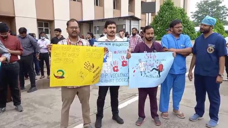 पटना AIIMS में जूनियर व रेजिडेंट डॉक्टरों की हड़ताल जारी, कहा- तुम मांफी मांगो विधायक