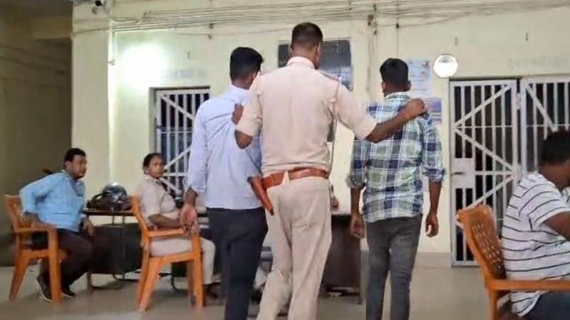 सिपाही भर्ती परीक्षा : Bluetooth से नकल करते पकड़े गए 2 मुन्ना भाई, भेजे गए जेल