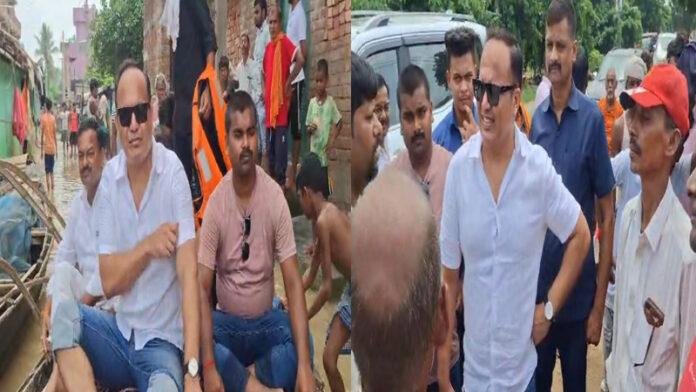 बाढ़ पीड़ितों से मिले पूर्व IPS लांडे, जलमग्न घरों का लिया जायजा, हर संभव मदद का दिलाया भरोसा