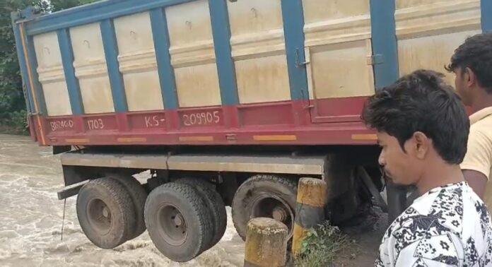 अनियंत्रित ट्रक पुल से लटका