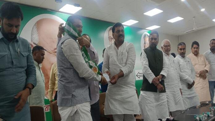 Breaking : चुनाव से पहले RJD को बड़ा झटका, JDU में शामिल हुए राहुल यादव