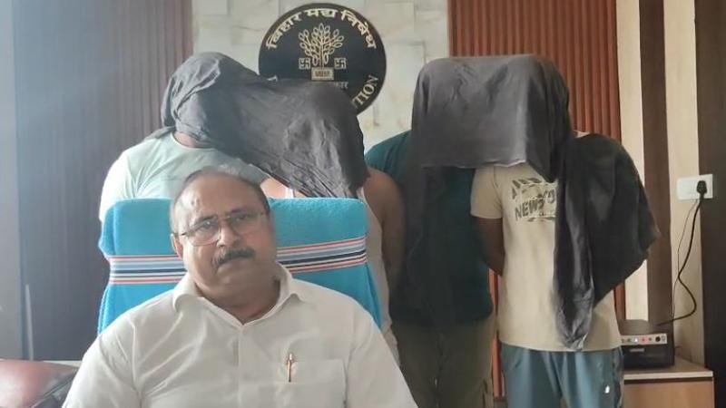 पत्रकार का स्टीकर लगाकर शराब की तस्करी, पुलिस के हाथ लगी गाड़ी, तस्कर फरार