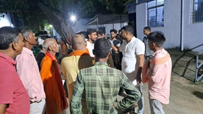 महिला की सड़क दुर्घटना में मौत, पुत्र गंभीर रूप से घायल