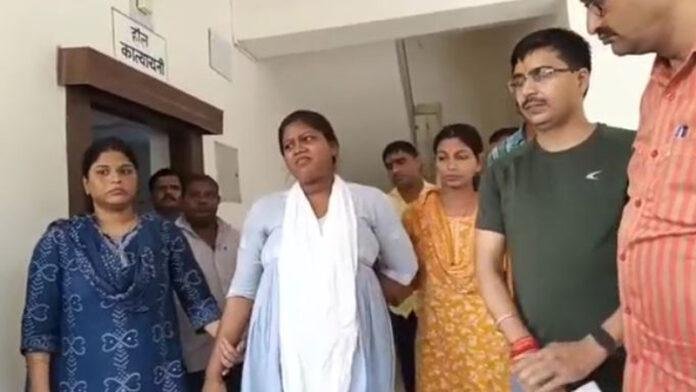 निगरानी टीम ने 20 हजार घूस लेते महिला दारोगा व चोकीदार को किया गिरफ्तार