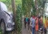 राजपुर चौक के पास बाइक को बचाने में कार पेड़ से टकरायी, बाल-बाल बचे लोग