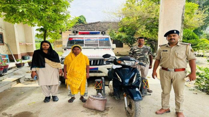 चारपहिया दिव्यांग वाली स्कूटी पर लदी 51 लीटर देशी शराब सहित महिला तस्कर गिरफ्तार