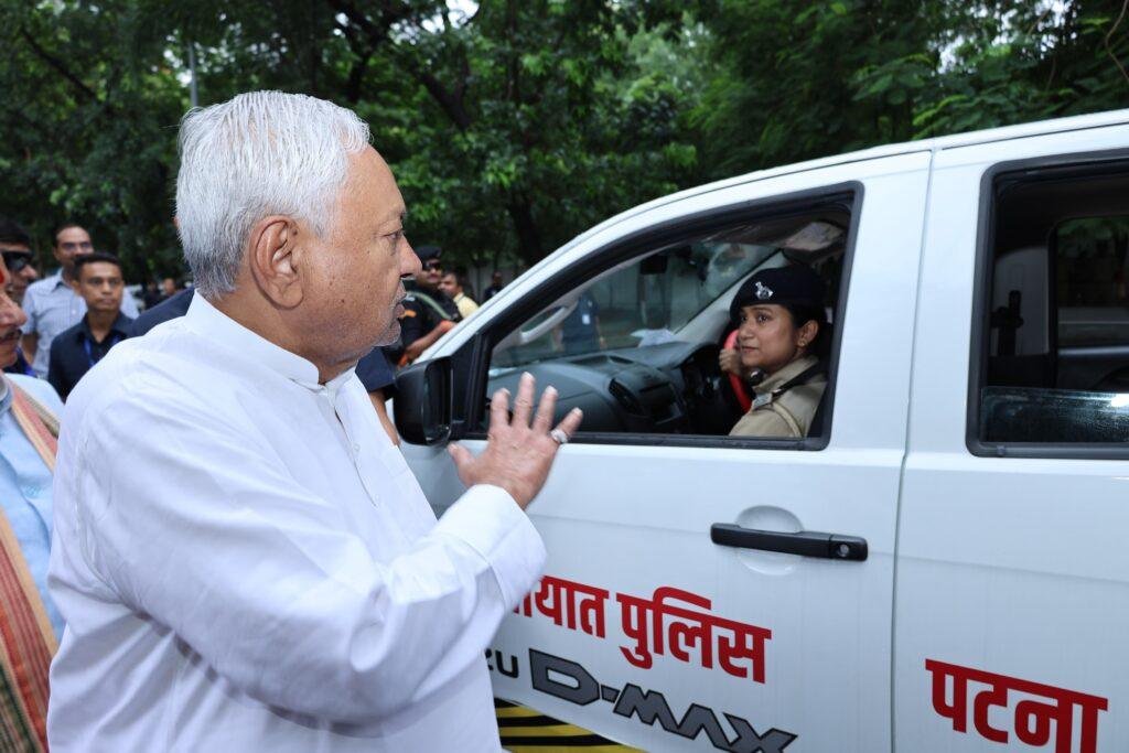 मुख्यमंत्री ने पुलिस उपाधीक्षक यातायात व यातायात थानों के लिए 71 पुलिस वाहनों का किया लोकार्पण, दिखायी हरी झंडी