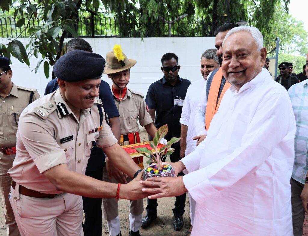 मुख्यमंत्री ने पुलिस उपाधीक्षक यातायात व यातायात थानों के लिए 71 पुलिस वाहनों का किया लोकार्पण, दिखायी हरी झंडी