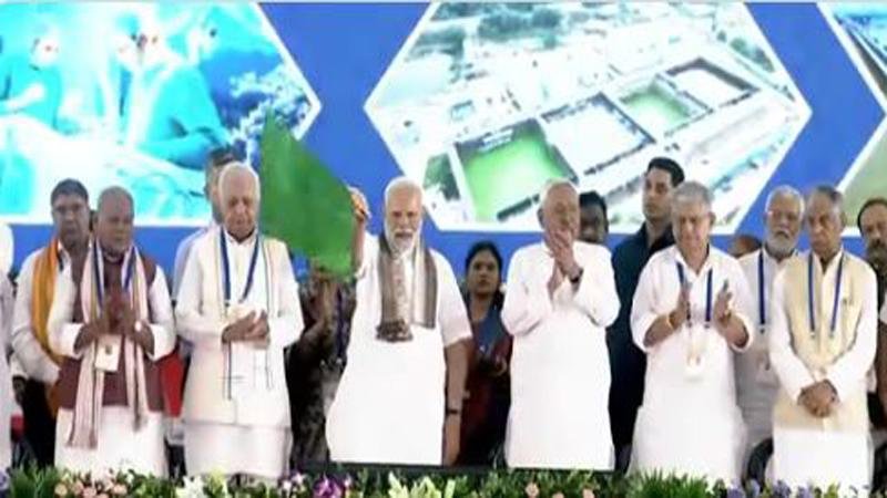 PM मोदी ने रिमोट का बटन दबाकर परियोजनाओं का किया शिलान्यास और उद्घाटन