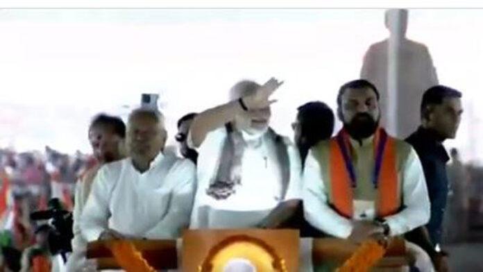 गयाजी एयरपोर्ट पहुंचे PM मोदी, हेलीकॉप्टर से सभा स्थल के लिए होंगे रवाना