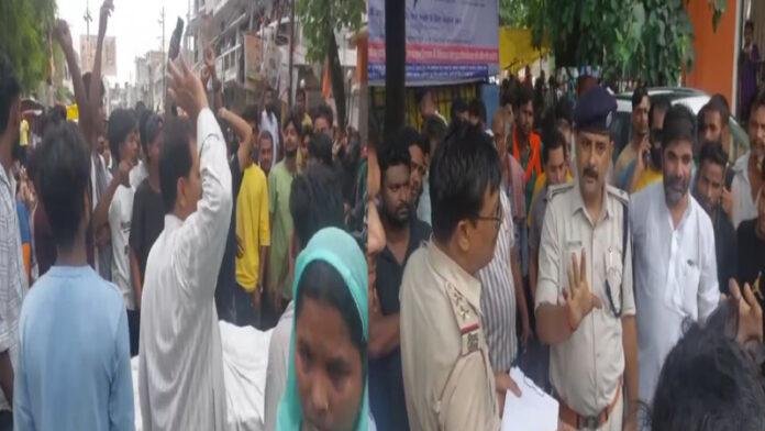 जेल में कैदी की मौत के बाद सड़क जाम, SDM ने लोगों को समझाया