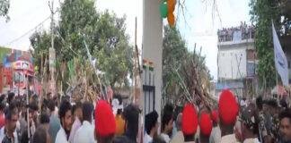 चेहल्लुम मेले के दौरान हाथों में लाठी व कई आधुनिक हथियार के साथ थाना के अंदर घुसे आखड़ा समिति के लोग