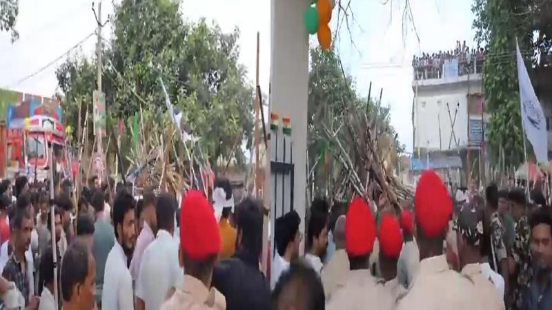 चेहल्लुम मेले के दौरान हाथों में लाठी व कई आधुनिक हथियार के साथ थाना के अंदर घुसे आखड़ा समिति के लोग