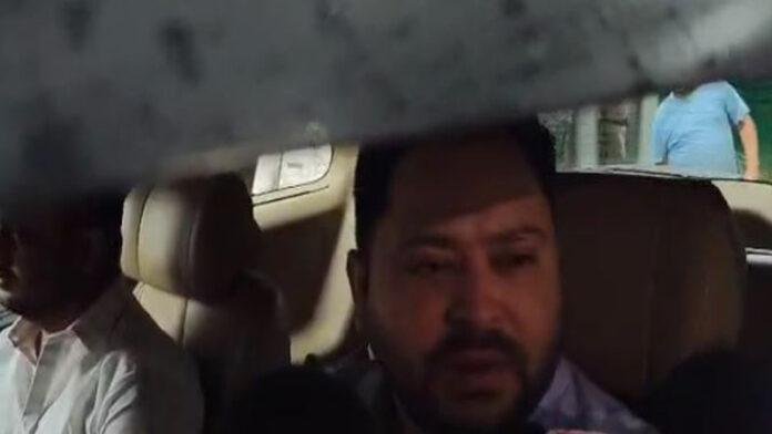 चुनाव आयोग ने तेजस्वी को जारी किया नोटिस, 2-2 वोटर आई कार्ड के संबंध में मांगा जवाब