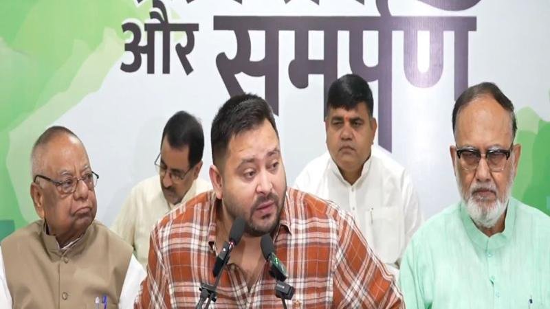 तेजस्वी ने फिर लगाए गंभीर आरोप, कहा- विजय सिन्हा के बाद सांसद वीणा देवी के पास 2 वोटर कार्ड