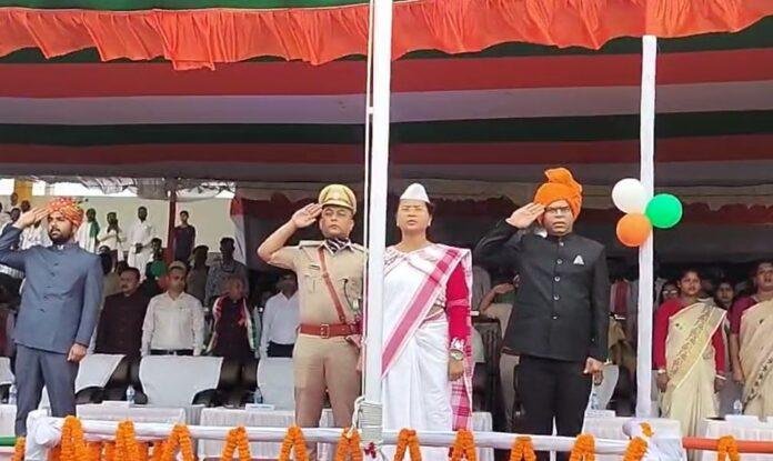 Lohardaga : बीएस कॉलेज स्टेडियम में मंत्री शिल्पी नेहा तिर्की ने किया झंडोत्तोलन