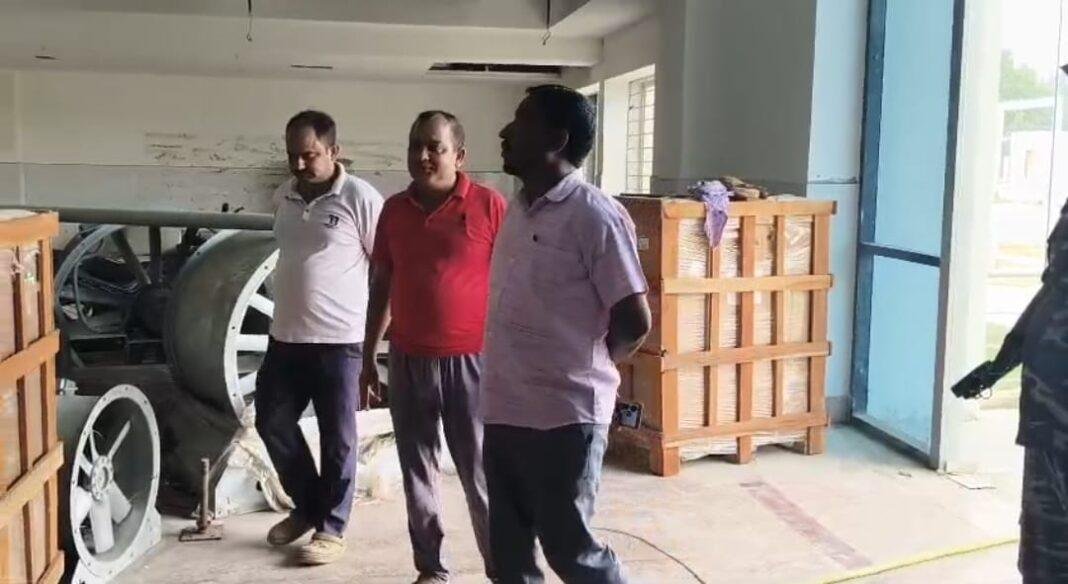 Saraikela : करोड़ों की लागत में बन रहा निर्माण से पहले ही बीमार, दीवारों में दरारें देख भड़के ज़िप अध्यक्ष