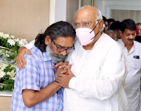 Breaking : खड़गे ने दी श्रद्धांजलि